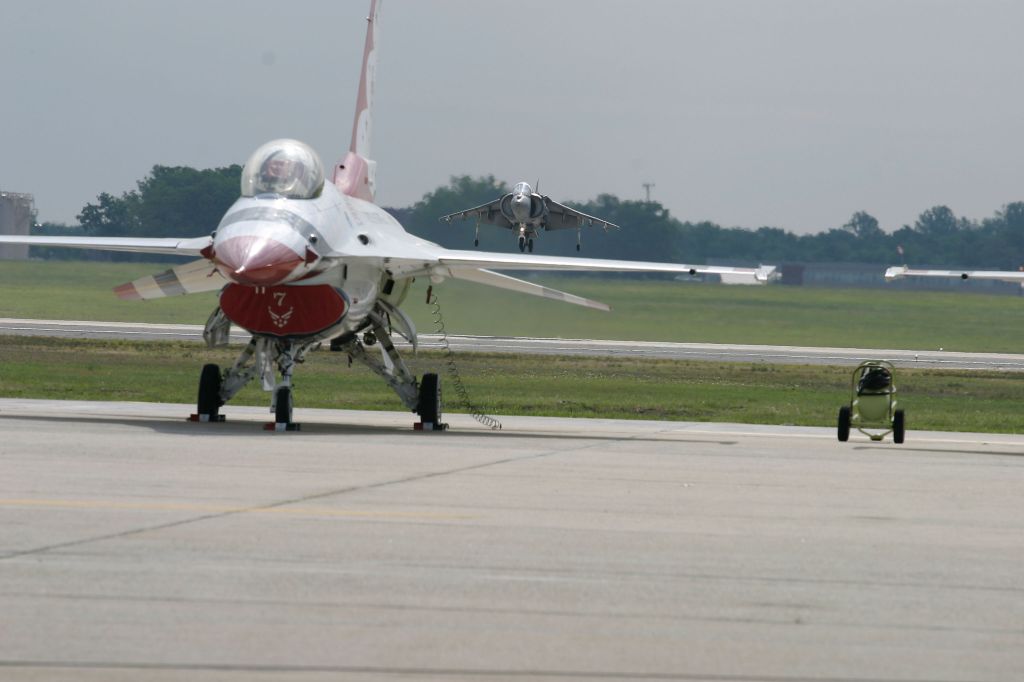 e1124__20-may_09-28_harrier_on_wing_andrews_harrier