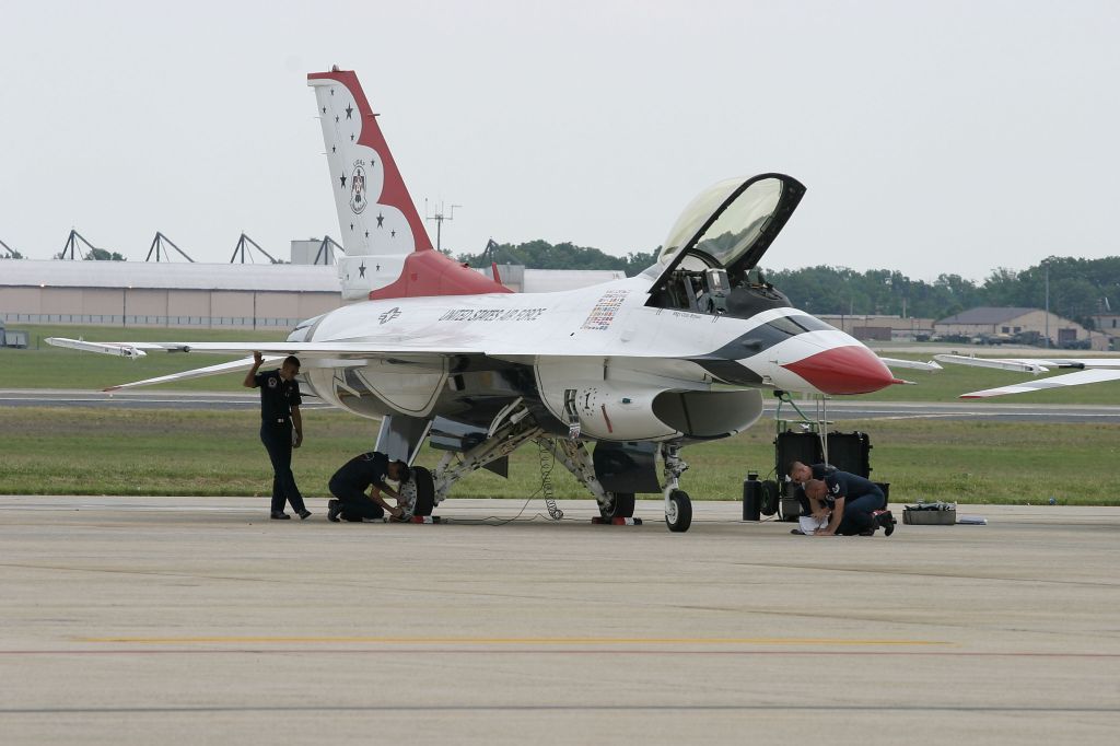 e1218__20-may_11-39_andrews_f16_thunderbirds