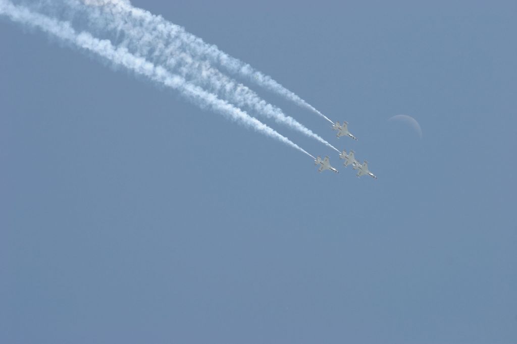 e1532__20-may_15-41_moon_andrews_f16_thunderbirds